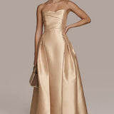 Robe de bal sans bretelles avec jupe overskirt